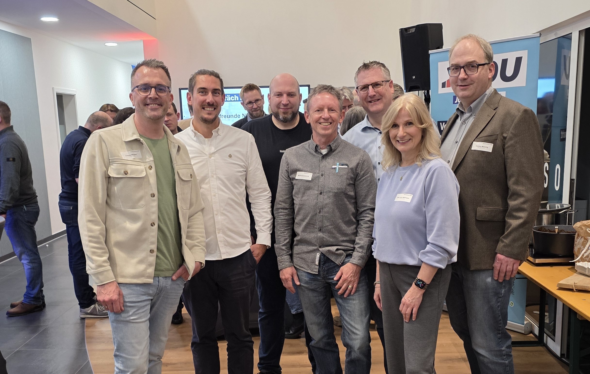 Das Orga-Team des StadtGespr�chs mit Comedian Patrick B�chler (2.v.l.) und Bezirkspolizist Michael Barwenczik (4.v.l.), dem der Austausch bei solchen Netzwerkveranstaltungen besonders wichtig ist, um auch f�r die Vereine als Ansprechpartner der Polizei pr